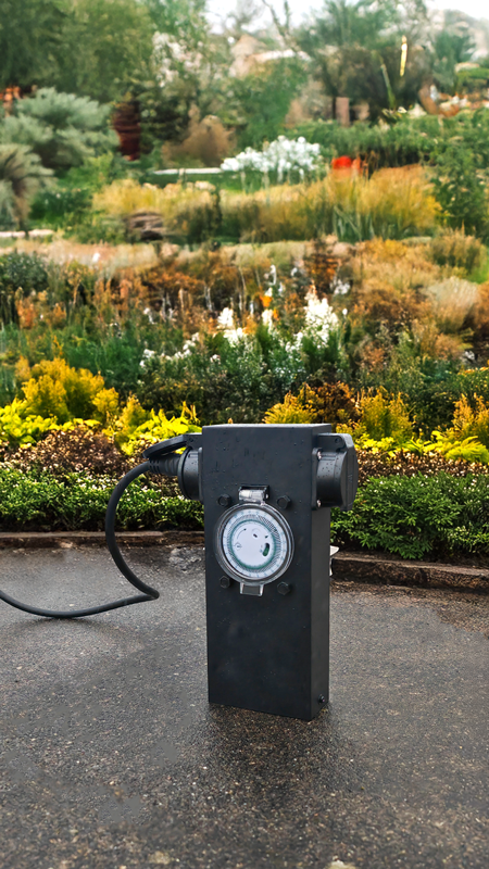 GardenLine Colonna con prese elettriche e timer 2xT13 IP55 con protezione da sov