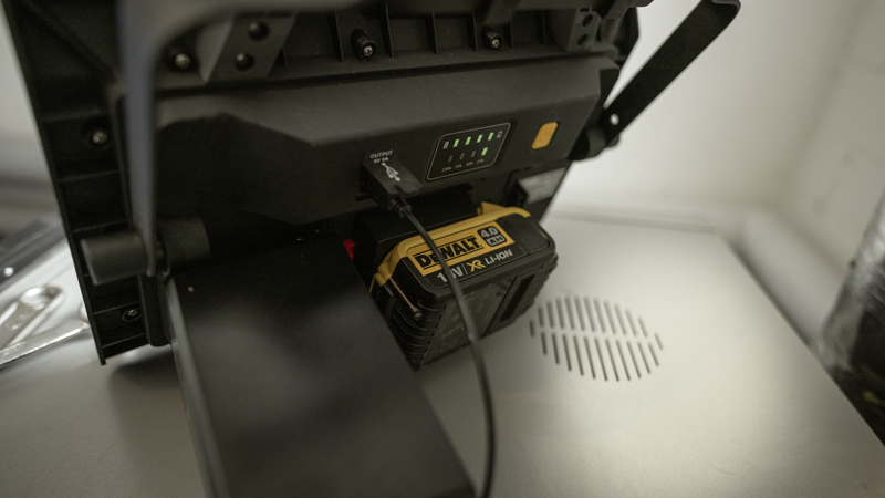 WORKLIGHT Projecteur multi battery LED accumulateurs 50W avec poignée et support