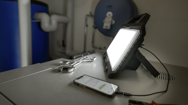 WORKLIGHT Projecteur multi battery LED accumulateurs 50W avec poignée et support