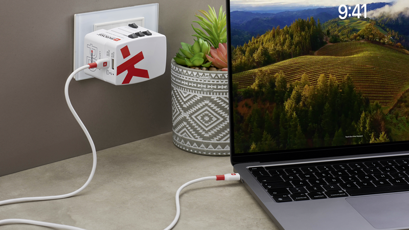SKROSS Reiseadapter World + 2x USB, 3-polig, max. 4.8A, mit Sicherung, ws