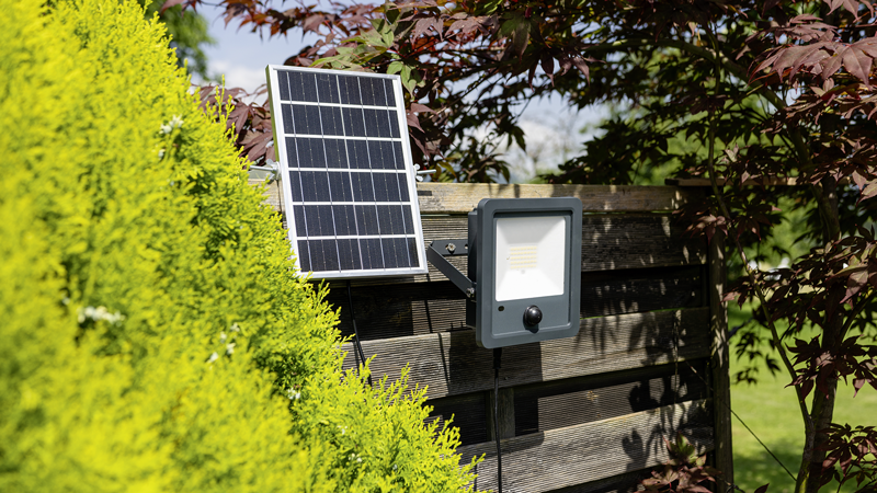 WORKLIGHT projecteur à LED solaire 50W gris avec PIR 120° 6-8m