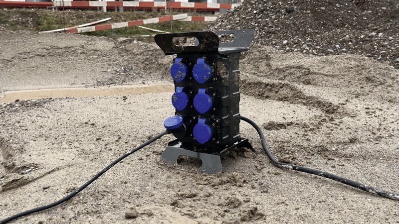 Stromverteiler mit Ständer 6xT23 IP55, Stecker 1xT23 IP55