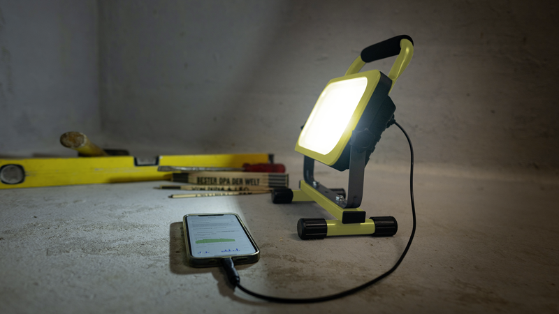 WORKLIGHT LED Akku-Strahler 30W mit Traggriff und Standfuss, gelb