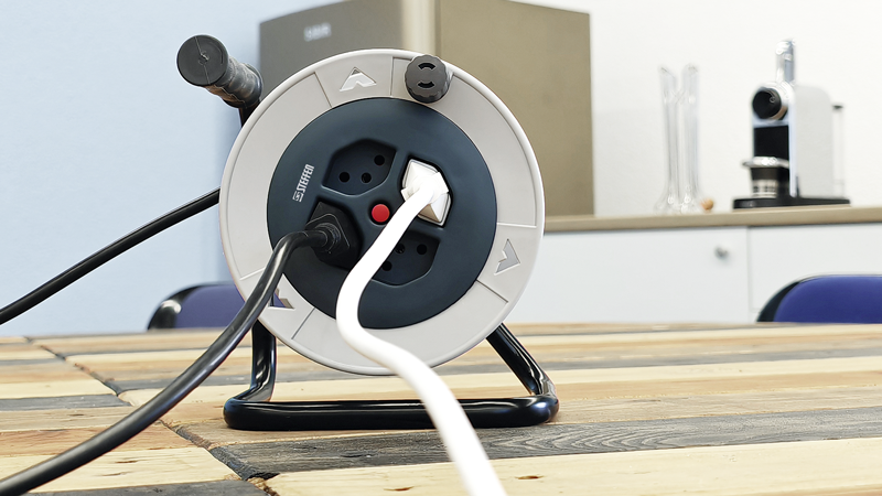 Avvolgicavo in plastica con maniglia 4xT13 Td 3x1mm² 15m grigio/blu