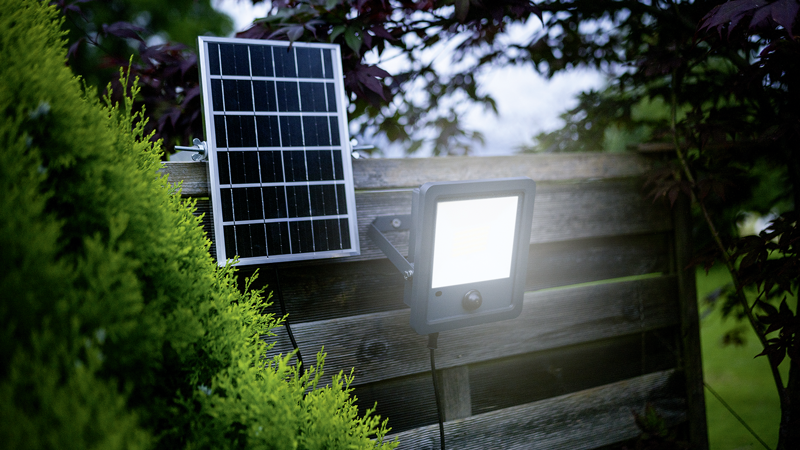 WORKLIGHT projecteur à LED solaire 50W gris avec PIR 120° 6-8m